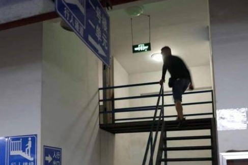 陕安朱雀佳苑业主称去车库是“步步惊心” 建设单位回应