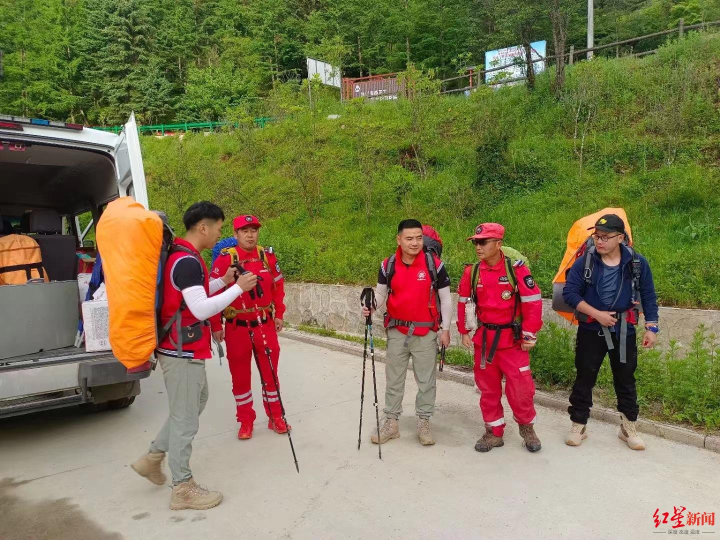 救援人员准备再次进入鳌山搜寻失联者。图据赵女士