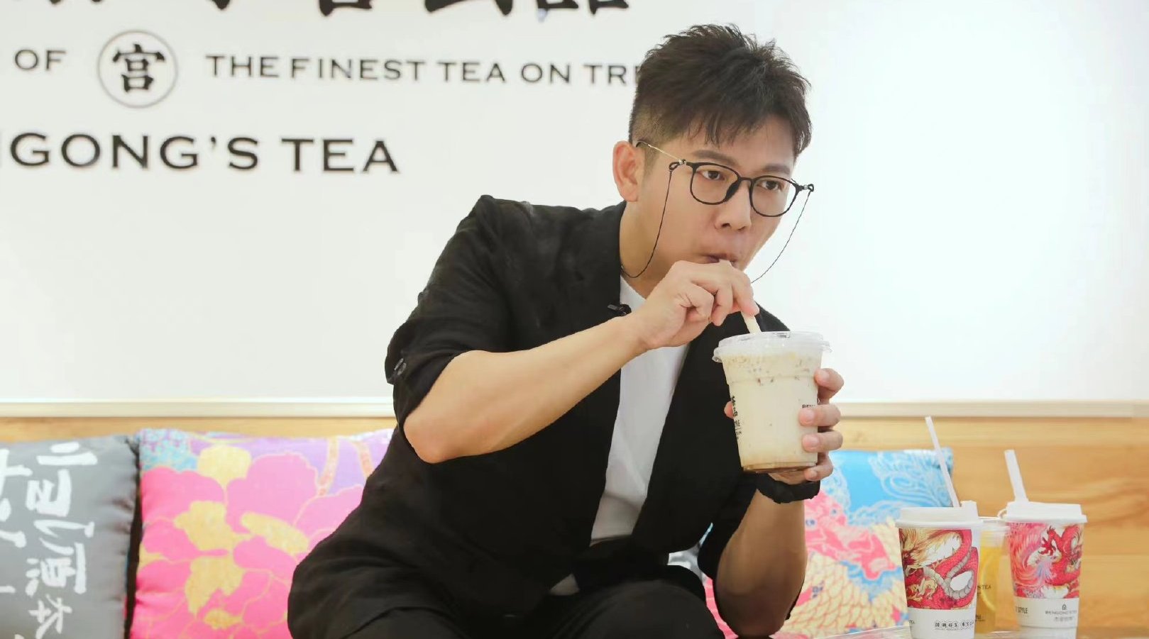 “本宫的茶”塌房！胡海泉奶茶品牌偷税被罚9万