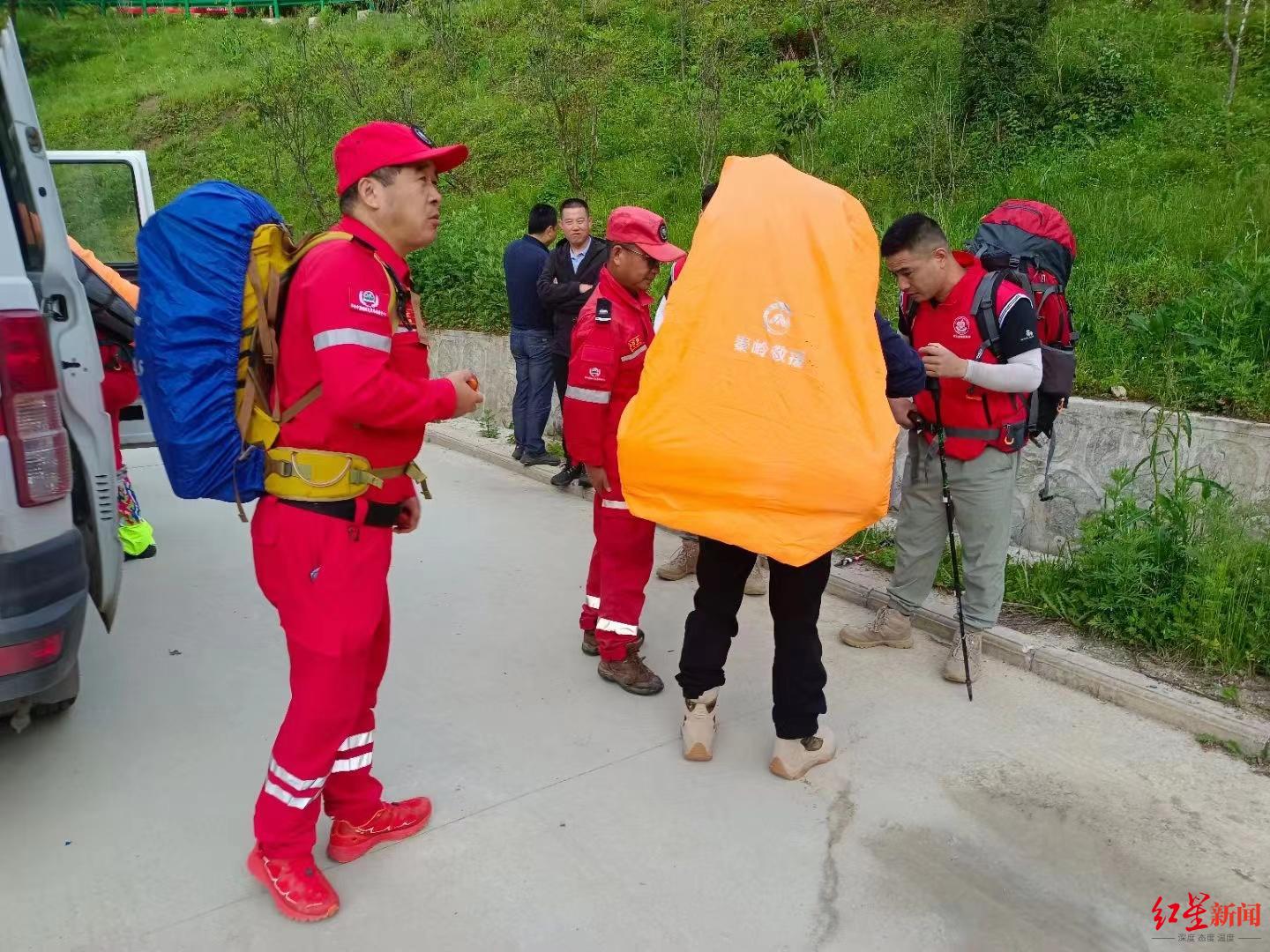 救援人员准备再次进入鳌山搜寻失联者。图据赵女士