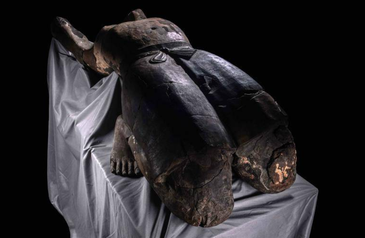 秦始皇帝陵博物院一件卧姿百戏俑完成修复 由72块残片12片残渣组成