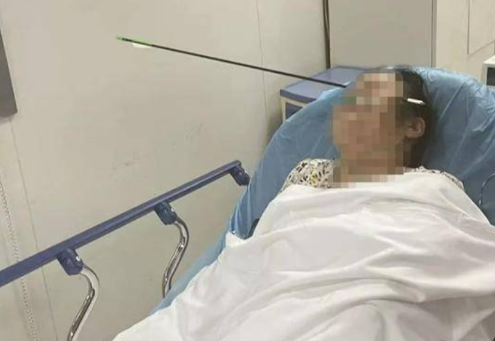 西安一男子在小区玩弓箭射中散步的女士 警方已介入调查