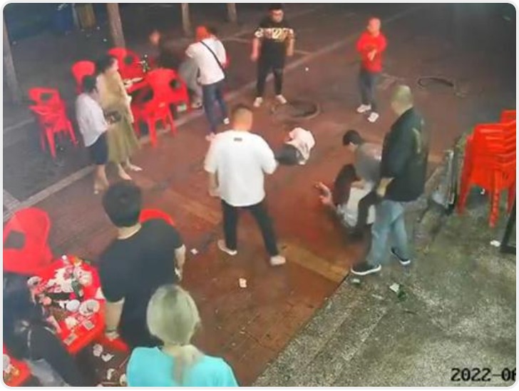 唐山打人者陈继志在家里被警方带走 妻子回应：我们等着看通报