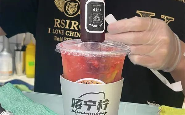 “微醺奶茶”火出圈 喝后呼气检测超醉驾标准