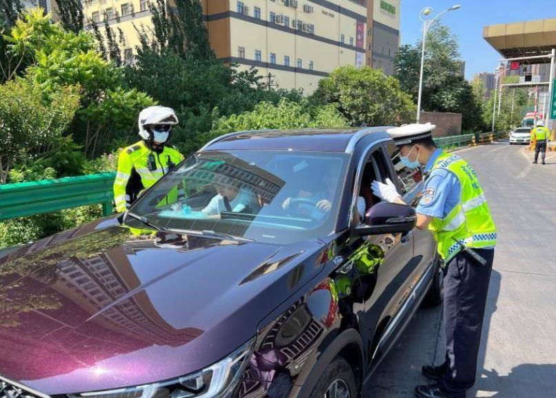 6月23日起西安高速交警严查后排乘客不系安全带行为
