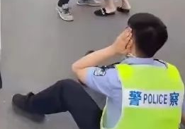 父女黄码看病被拦后袭警？当事人发声：父亲没有开证明 会服从大局