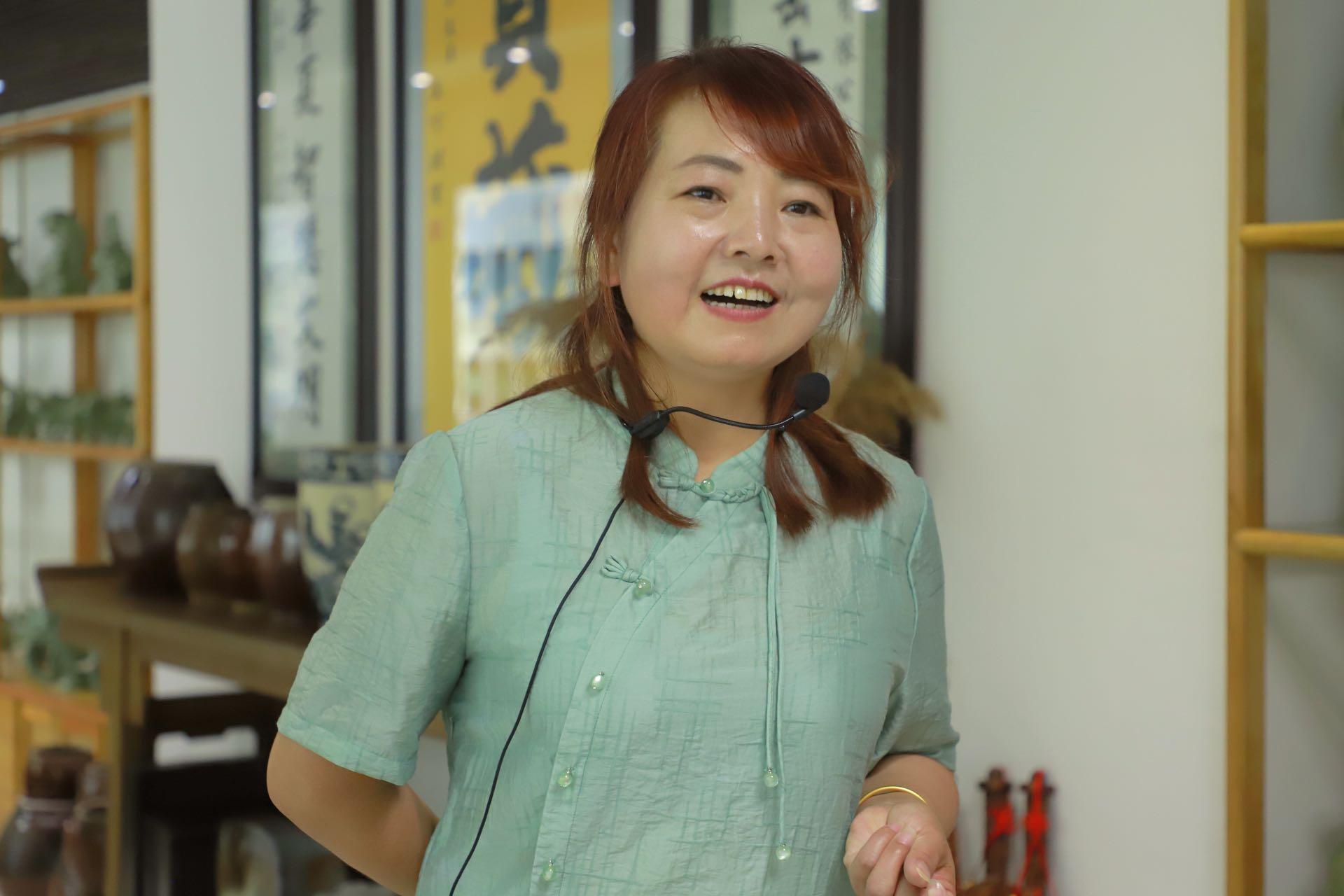 梁亚萍传承精湛技艺谱写巾帼华章