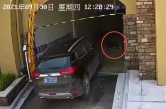 清洁工躺小区车库通道午休被碾身亡 车主被诉过失致人死亡