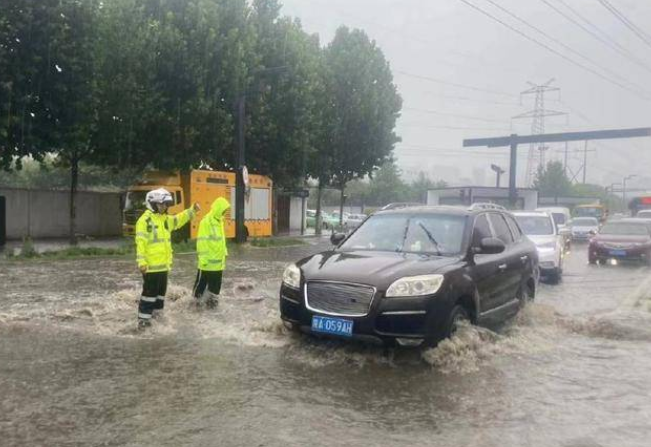 西安城区多个路段积水 部分路段已交通管制