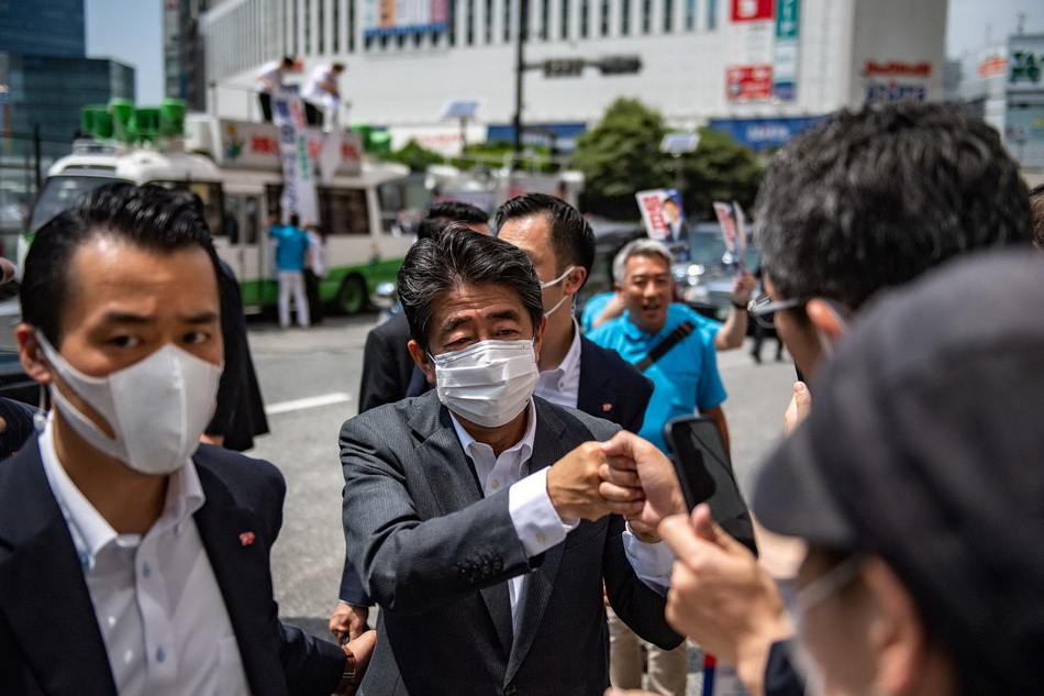事发前，日本前首相安倍晋三在参加7月10日东京参议院选举前竞选活动。人民视觉 图