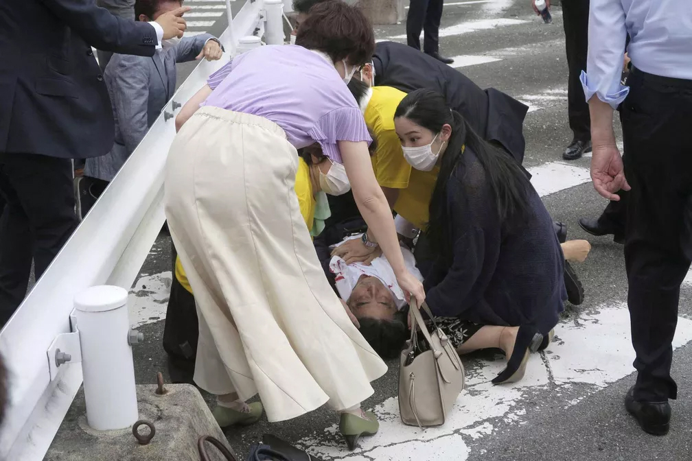 7月8日，日本前首相安倍晋三躺在奈良街头。新华社 图