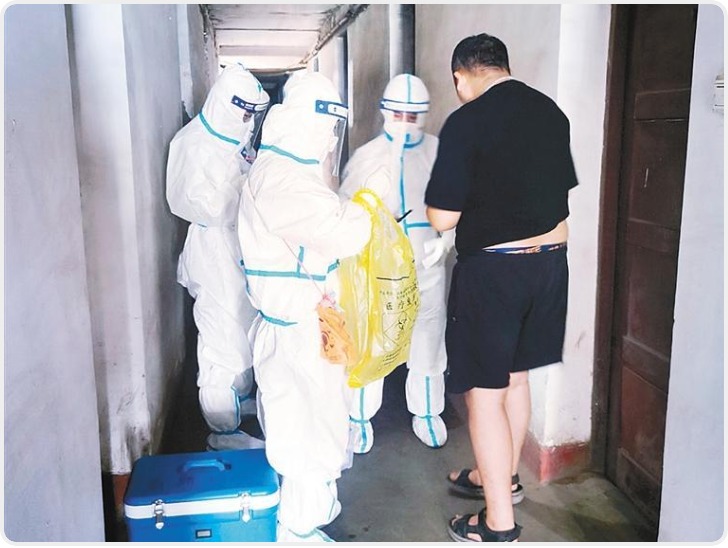 高温天穿防护服戴手套面屏是啥体验？记者跟随医护人员执行上门采样任务