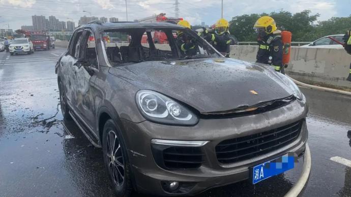长沙一辆保时捷行驶途中自燃 小朋友闻到味道后提醒紧急停车