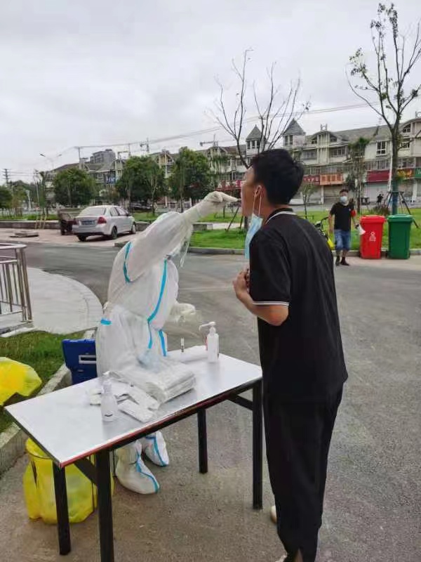 医护人员为周保明所在小区的居民做核酸检测  本文图片均来自受访者