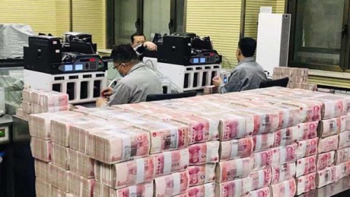 上半年住户存款增加超10万亿元 为什么国人更爱存钱了？