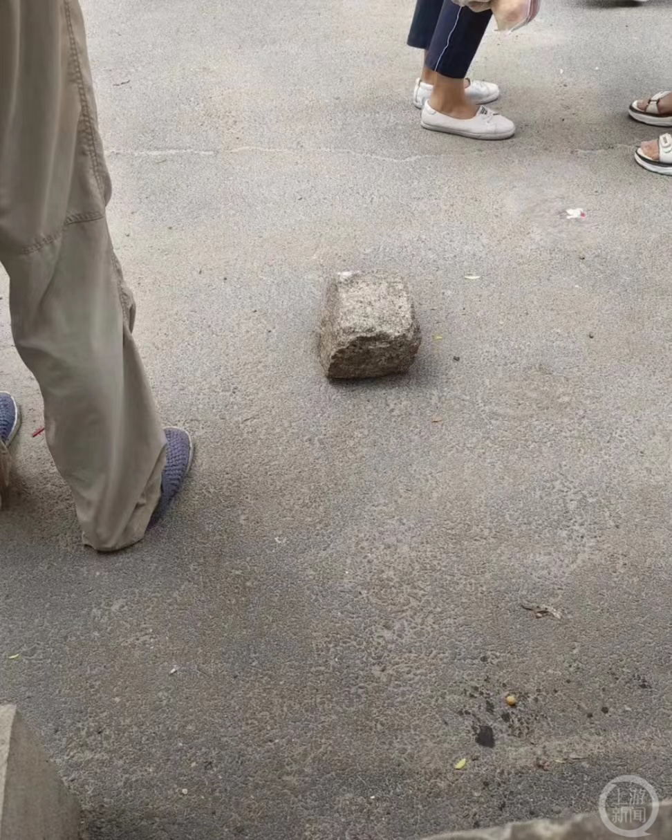 哈尔滨一小区天降酸菜缸压缸石砸伤过路男 官方呼吁知情人提供线索