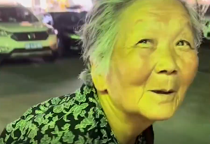 破防了！青岛一拾荒老人为瘫痪儿子讨剩羊肉汤 其子系北大硕士