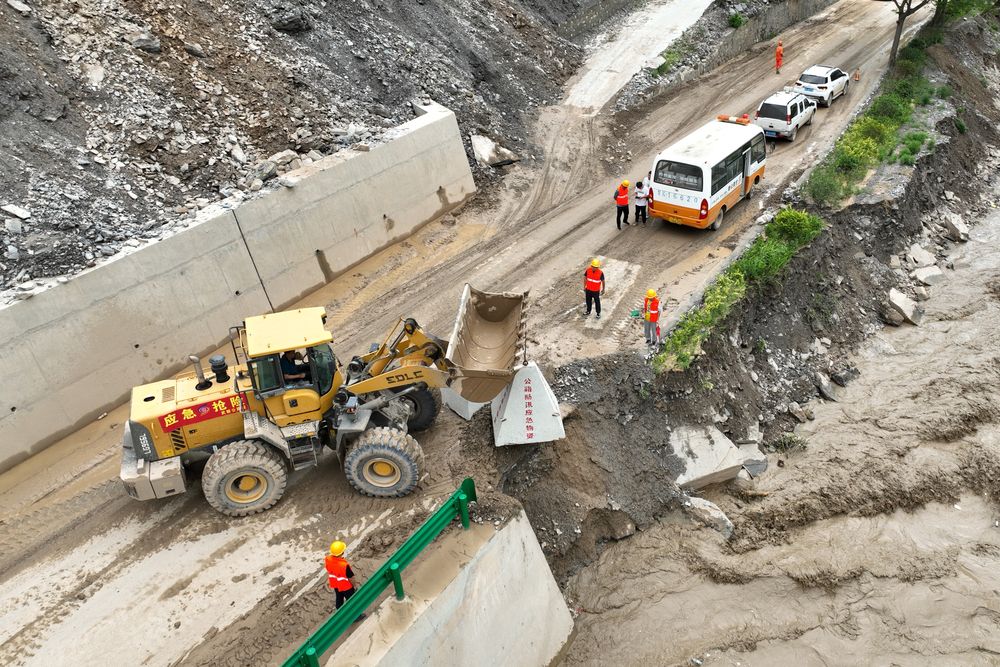 7月16日，陇南市武都区公路段工作人员正在抢修一处水毁道路。（图片来源：陇南市武都区委宣传部）
