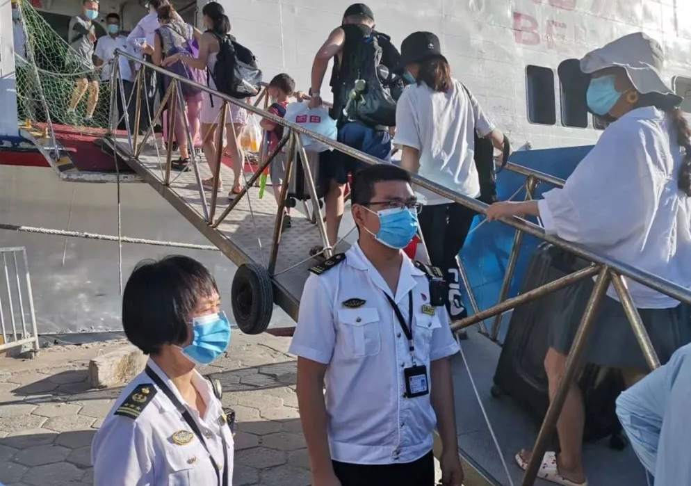 北海海事局疏导旅客安全、有序登船。