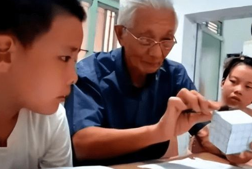  退休教师给孙子补课被举报违规？当地教育局称不知情