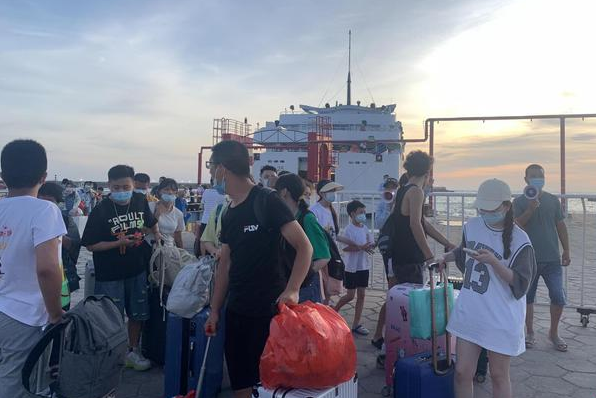 因疫情滞留涠洲岛游客：海上漂2小时又回岛上