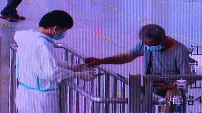 男子穿防护服伪装成工作人员 以检查核酸为由转走老人钱财