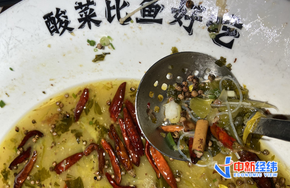 网红酸菜鱼汤里现烟头 顾客：商家称想要赔偿需先删帖
