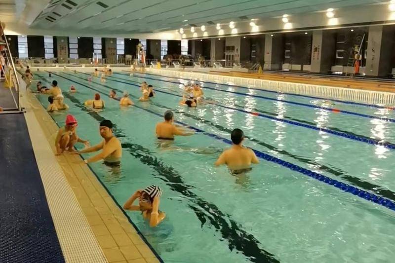 西安奥体中心游泳馆开放首日众多市民体验全运泳道