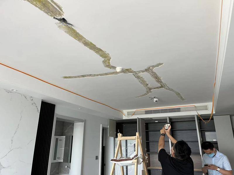 西安业主装修完打算入住新房 发现客餐厅顶部有裂缝还滴水