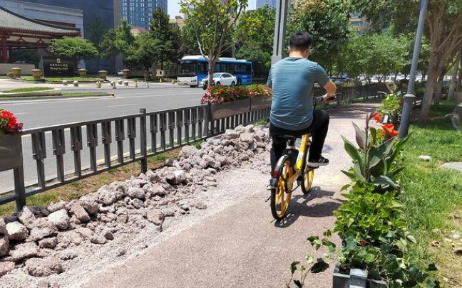 西安科技路施工路段开挖后未恢复 市民吐槽行车难