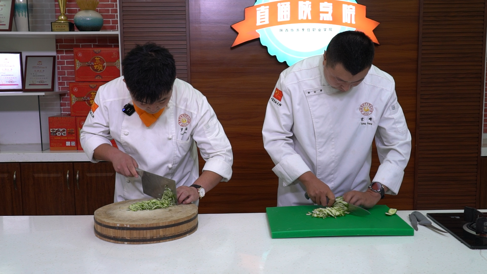 华商头条|中式西式厨刀切菜有何不同？陕西厨师展示“菊花豆腐”刀工绝技