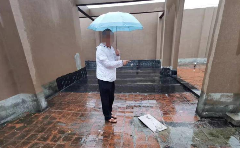 一年前屋顶才修了防水今年又开始漏水 物业：正在申请大修基金