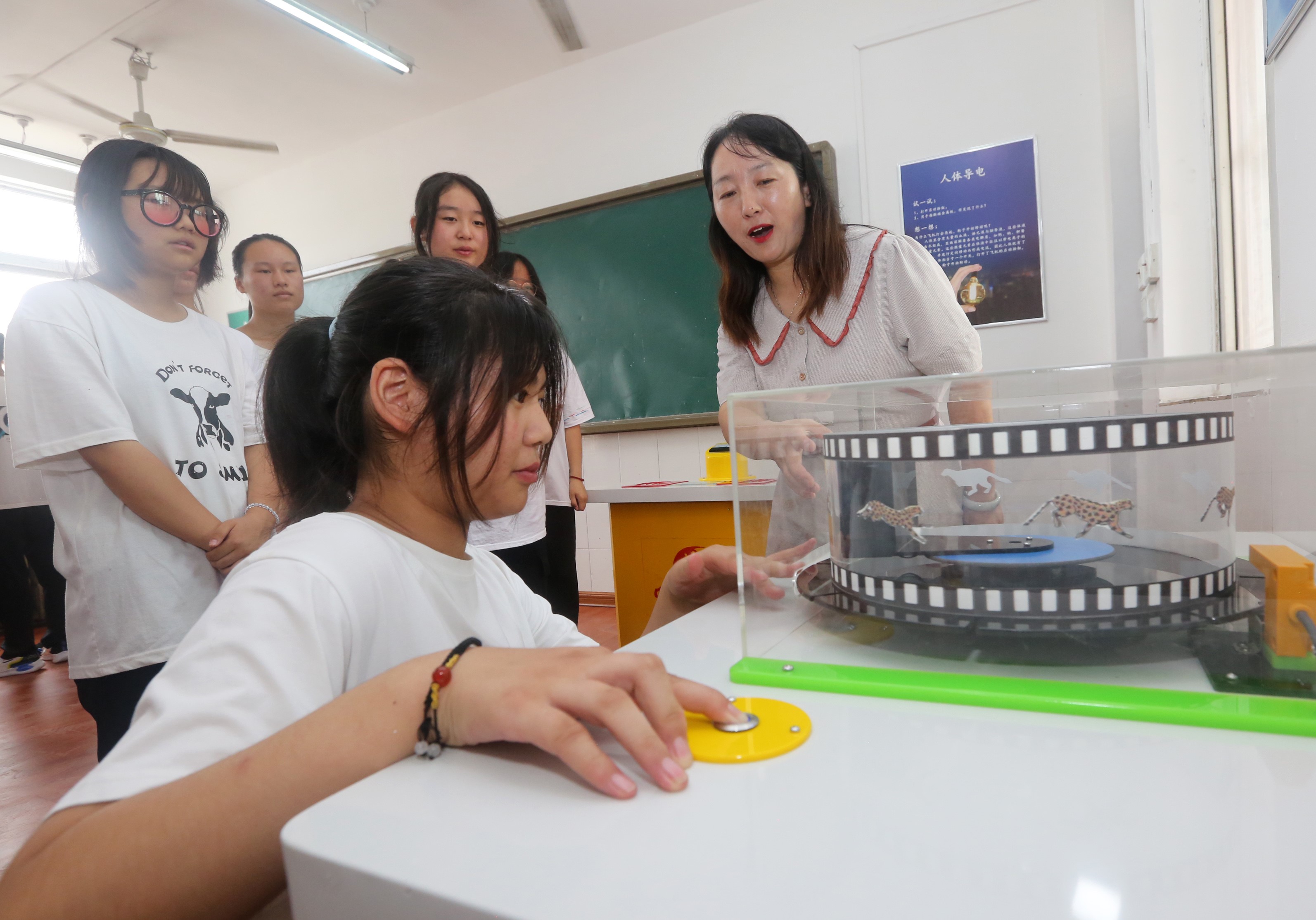 河南三门峡：农村中学暑期“科技热”