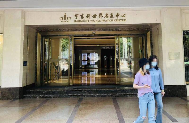 西安一男子花两万多买块“百年灵”手表 两年修三次至今没修好