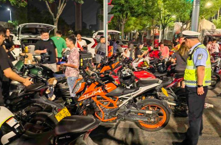 “炸街车”深夜频繁出没 西安交警联合多部门整治