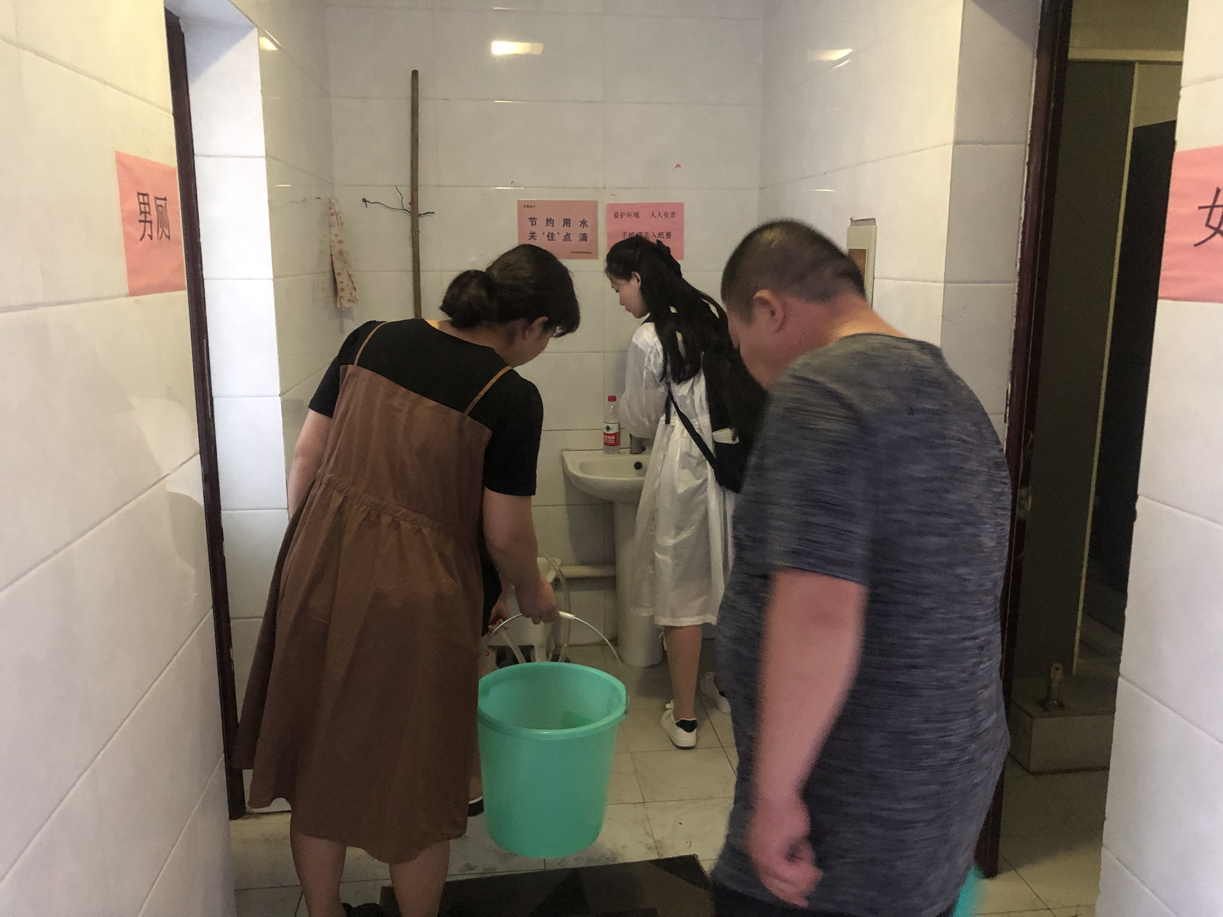 地基下沉致小区供水管道出现多个漏点而停水 业主排队去物业和卫生间取水