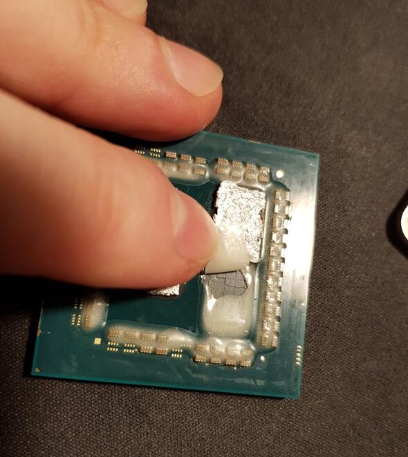 自己动手为锐龙7 5800X3D开盖换液金 玩游戏瞬间暴降10℃ 