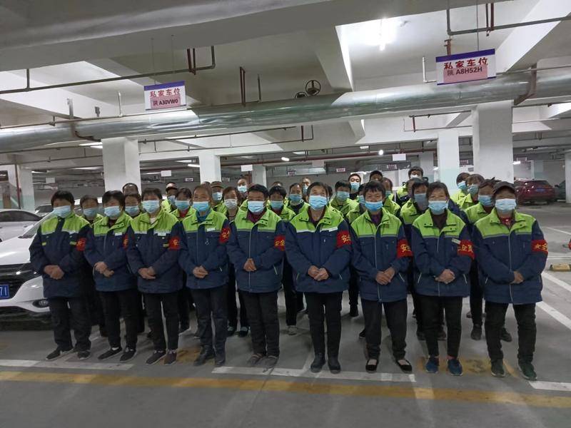 在昆明时光小区干保洁和绿化  约30人被拖欠1.5-3个月工资