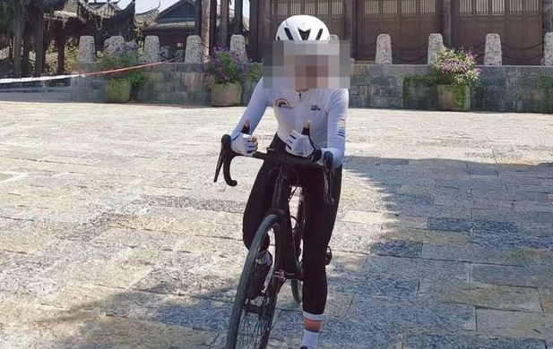 女骑手张家界坠亡留下3个娃 丈夫:事发地防护网都没有