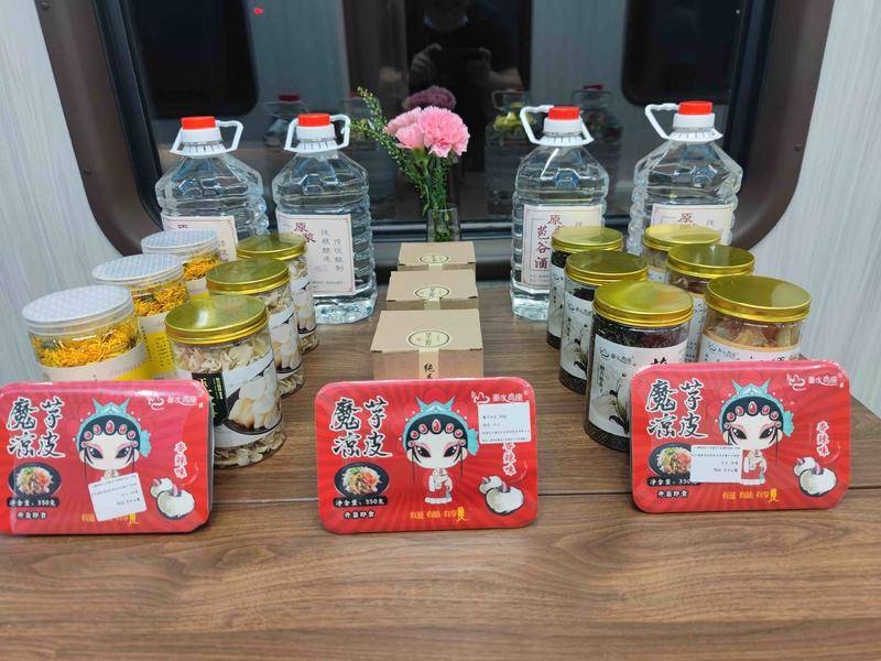 “土特产”登上定制旅游车 飞驰在西安去往石泉的秦巴汉水间