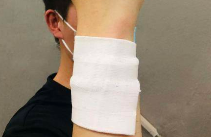 “密室逃脱”时手腕被队友所持道具盾牌划伤 医药费谁承担？