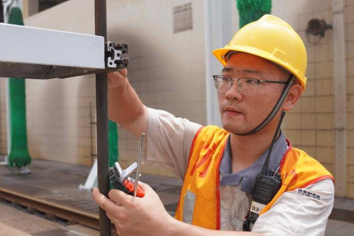 高温下的坚守：“上天入地”的高铁设备养护人