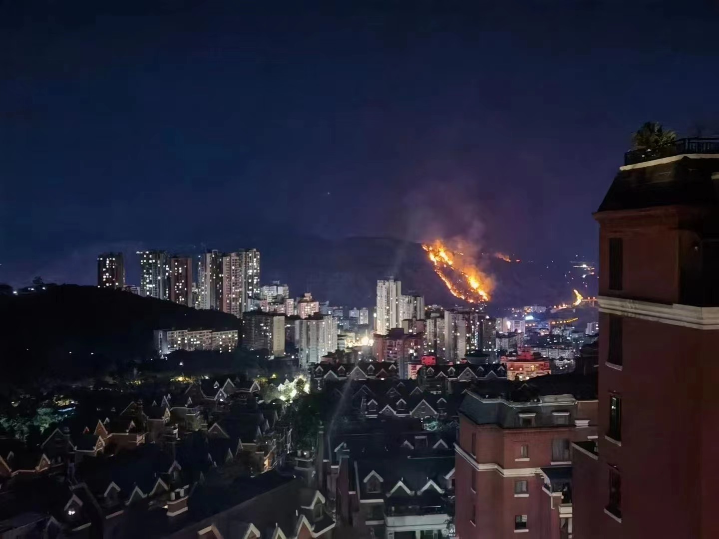 重庆涪陵区发生山火 消防正在现场扑救