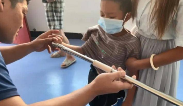 男童手指被卡 反劝消防员“冷静”