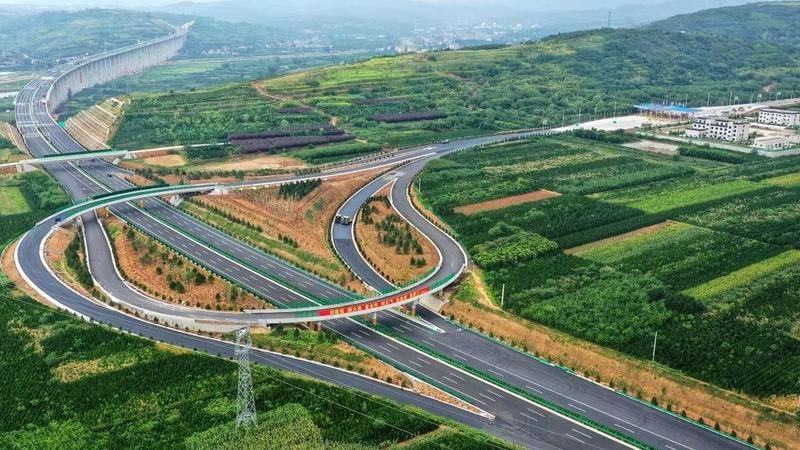 西安外环南段主线沥青路面全线贯通