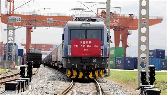 陕西首趟中越国际货运班列开行