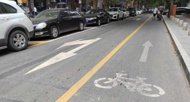为民办实事|边东街、边西街车辆违停占道  碑林交警：道路单侧设置停车位缓解停车难