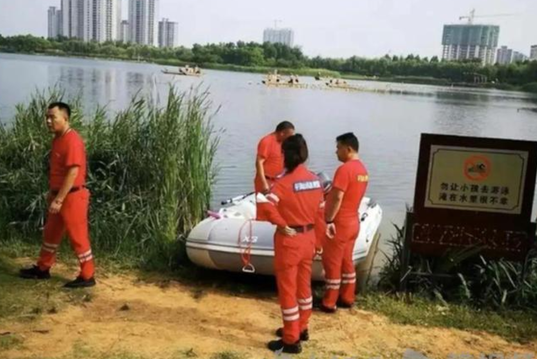 河南一地花近1个月抽干湖水寻＂怪鱼＂:1条可吃掉整湖鱼