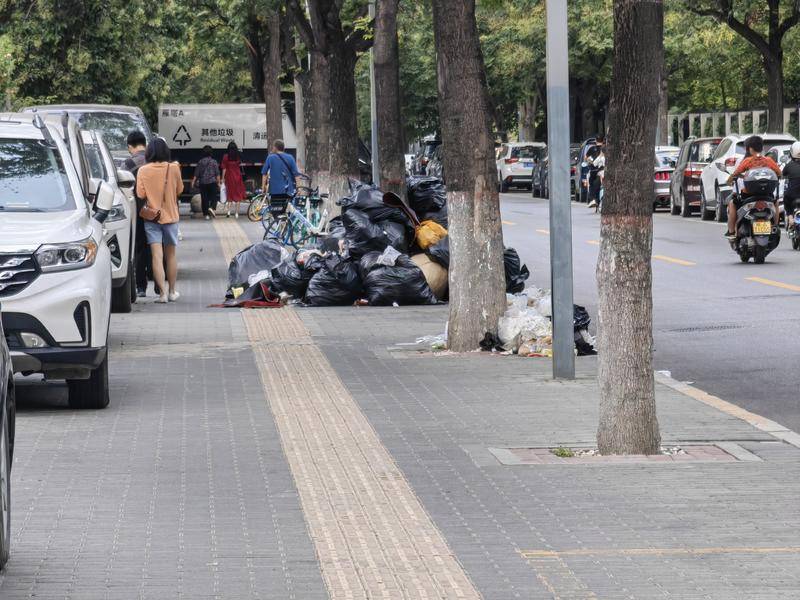 垃圾堆积人行道该谁负责？雁塔区电子城街道：将增设垃圾桶