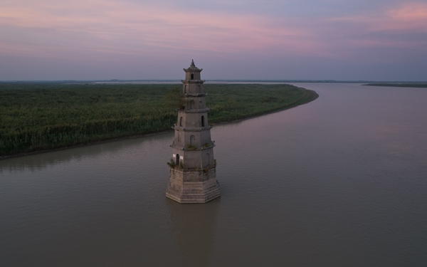 洞庭湖干旱“缩水” 沅江市两百多年古塔露出“最后底线”